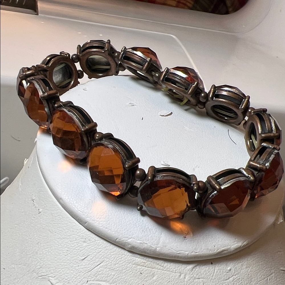 Bracelet light brown stones.